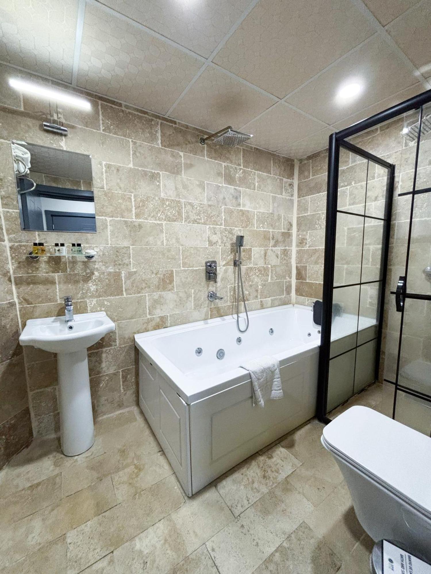 Whitestone Hotel نفسهير المظهر الخارجي الصورة
