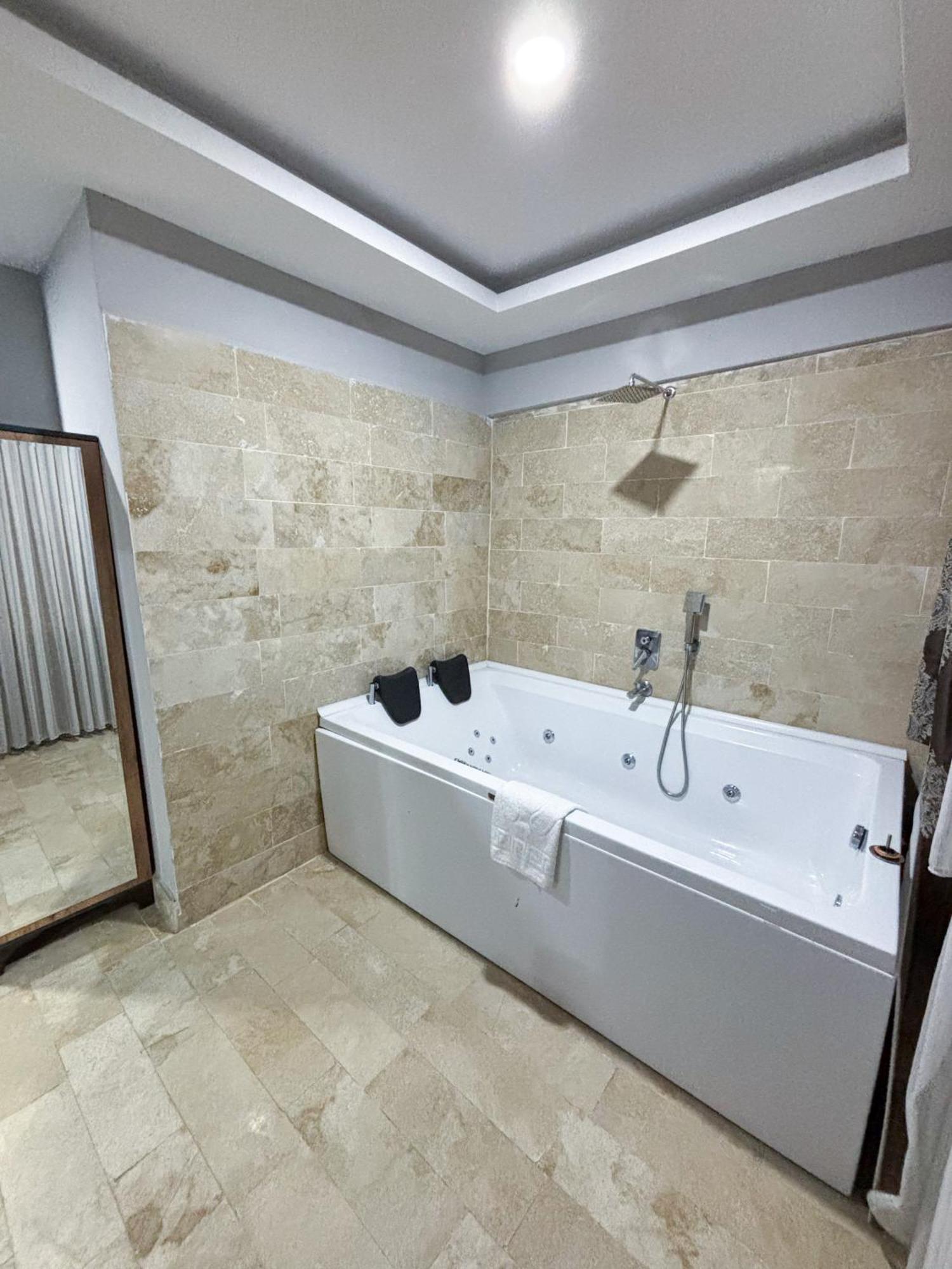 Whitestone Hotel نفسهير المظهر الخارجي الصورة