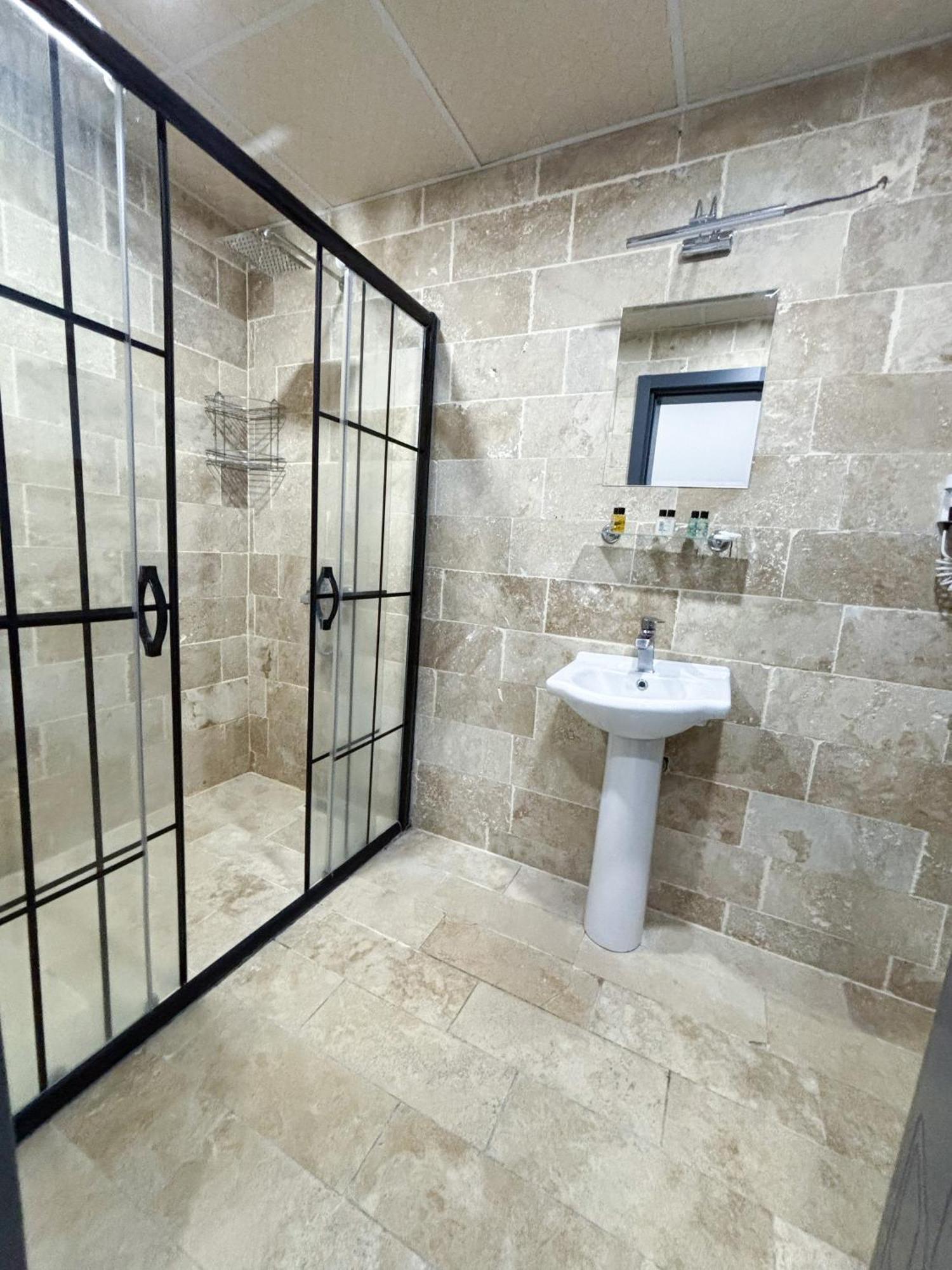 Whitestone Hotel نفسهير المظهر الخارجي الصورة