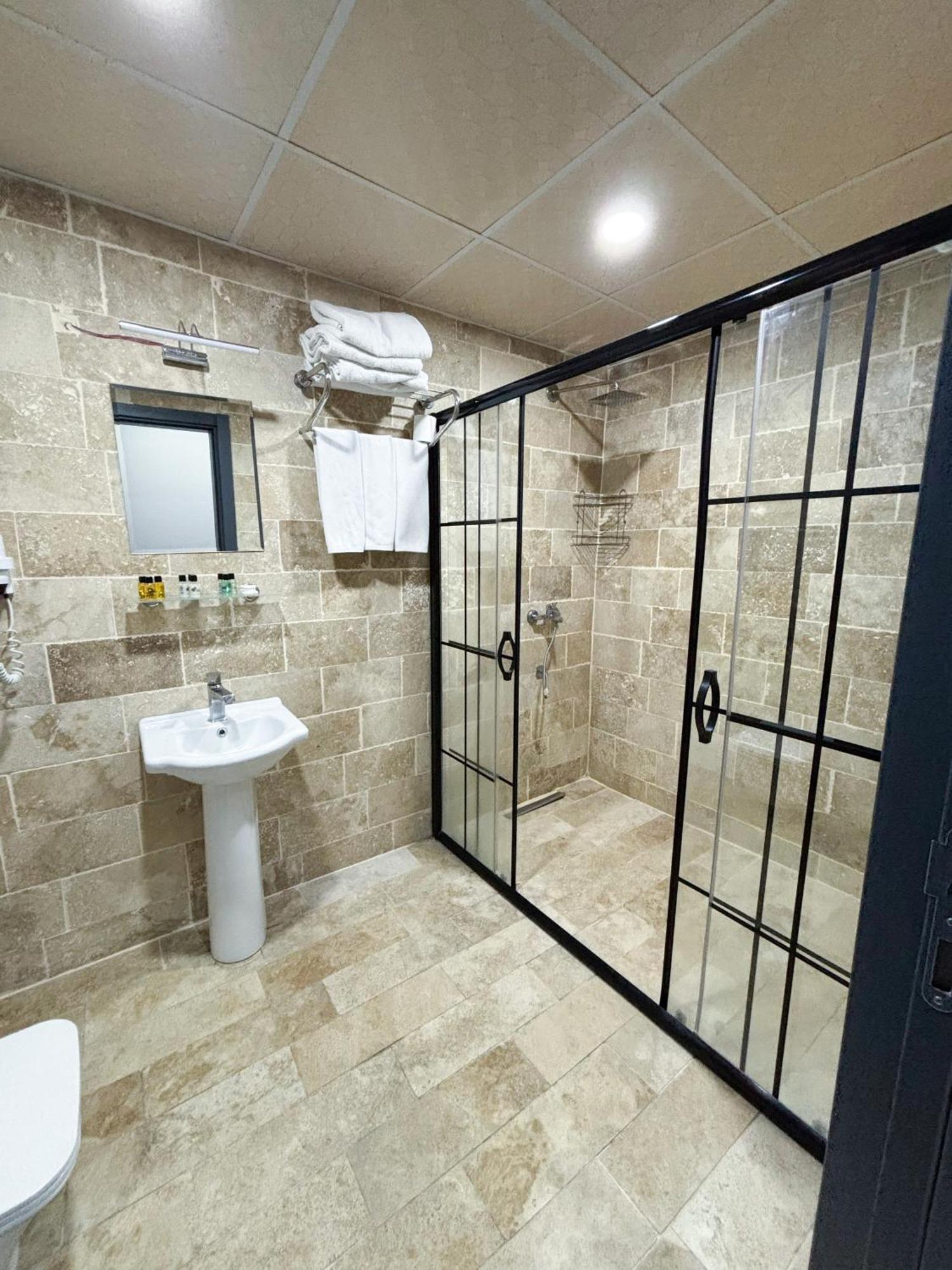 Whitestone Hotel نفسهير المظهر الخارجي الصورة